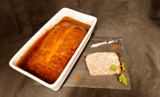 Pâté Campagne à base de foie de porc, oignons, carottes et vin rouge